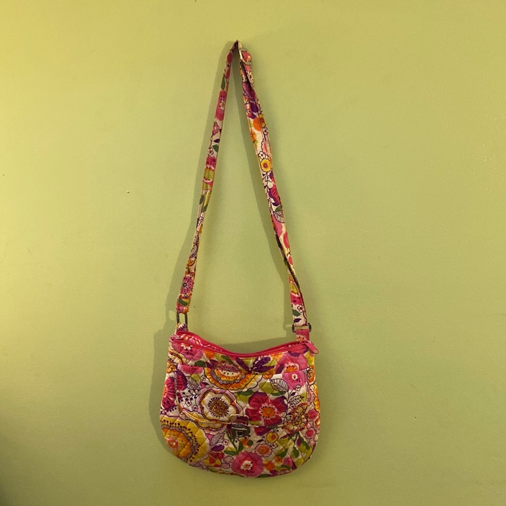Excellent condition Vera Bradley crossbody bag with adjustable strap- perfect!